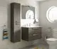Eleganter Kosmetikspiegel in Chrom, montiert an der Wand. Neben Waschbecken und Spiegel im Badezimmer von Ideal Standard, mit natürlichem Licht und runder Form.